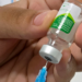Campanha de vacinação contra o sarampo atende pessoas de 5 a 59 anos em unidades de saúde. A tríplice viral protege contra sarampo, caxumba e rubéola, e a imunização é essencial para prevenir novos casos.
