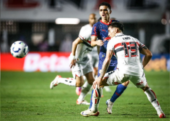 Bragantino vence o São Paulo por 1 a 0 com gol de Jhon Jhon e segue em reação na Série A. Tricolor permanece em oitavo e volta a enfrentar protestos de torcedores.