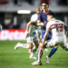 Bragantino vence o São Paulo por 1 a 0 com gol de Jhon Jhon e segue em reação na Série A. Tricolor permanece em oitavo e volta a enfrentar protestos de torcedores.