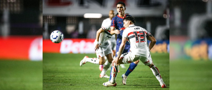 Bragantino vence o São Paulo por 1 a 0 com gol de Jhon Jhon e segue em reação na Série A. Tricolor permanece em oitavo e volta a enfrentar protestos de torcedores.