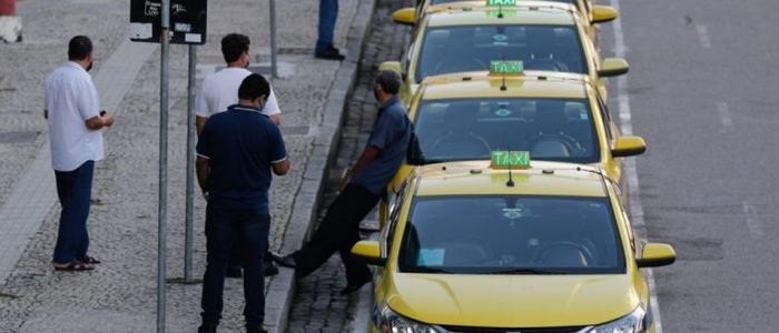 Nova lei permite transferência de outorga e isenta taxímetros por cinco anos