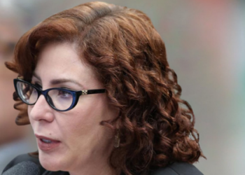 A Corte de Apelação de Roma adiou para 4 de dezembro a audiência de extradição de Carla Zambelli, presa na Itália após condenações por invasão de sistemas e porte ilegal de arma.