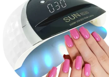 Anvisa proíbe duas substâncias usadas em esmaltes e unhas em gel por risco de câncer e infertilidade.