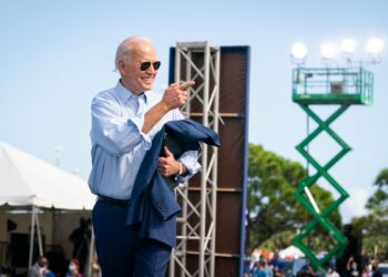 Em Omaha, Biden diz que Trump “destruiu” a democracia e critica cortes na saúde; democrata pede união para defendê-la.