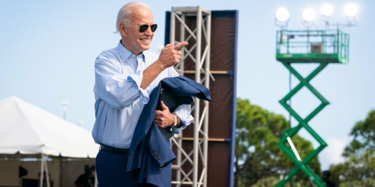 Em Omaha, Biden diz que Trump “destruiu” a democracia e critica cortes na saúde; democrata pede união para defendê-la.