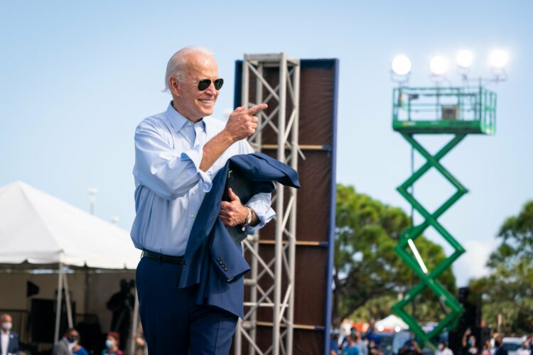 Em Omaha, Biden diz que Trump “destruiu” a democracia e critica cortes na saúde; democrata pede união para defendê-la.