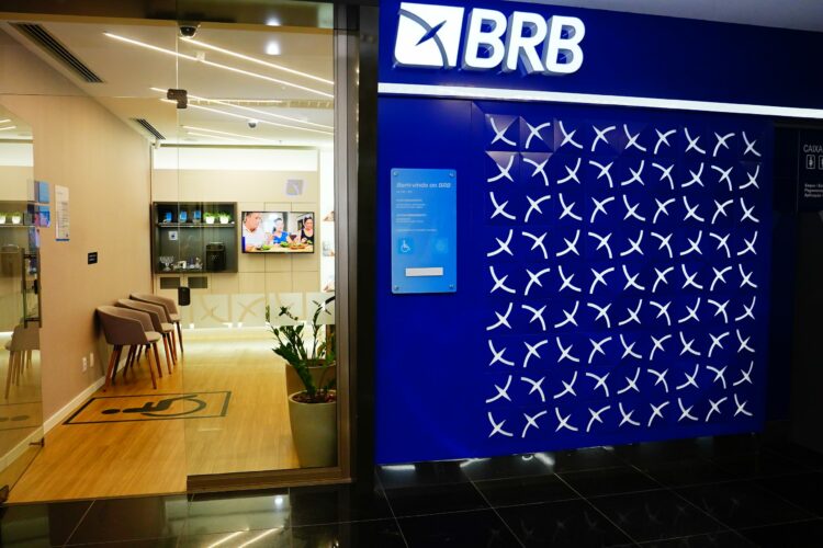 Operação aponta fraude em carteiras de crédito; dirigente do BRB e dono do Master são alvos de medidas judiciais.