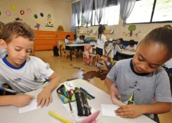 Conheça como genética, ambiente e desenvolvimento cerebral definem se uma pessoa será destra ou canhota — um processo que começa no útero.