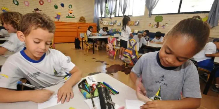 Conheça como genética, ambiente e desenvolvimento cerebral definem se uma pessoa será destra ou canhota — um processo que começa no útero.