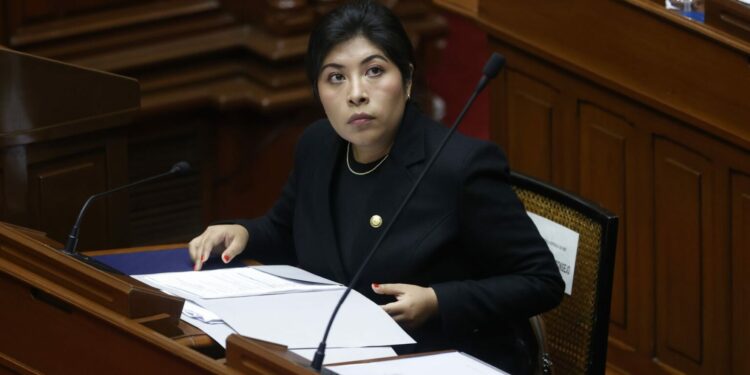 Governo peruano acusa México de ingerência política após refúgio a ex-ministra de Pedro Castillo.
