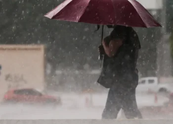 Inmet emite alerta de perigo para tempestades no Rio, com chuva intensa e ventos de até 100 km/h entre segunda e terça.