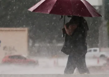 Instabilidade avança rapidamente e pode atingir também o Sudeste entre domingo e segunda, com chuva intensa e rajadas de vento de até 100 km/h.