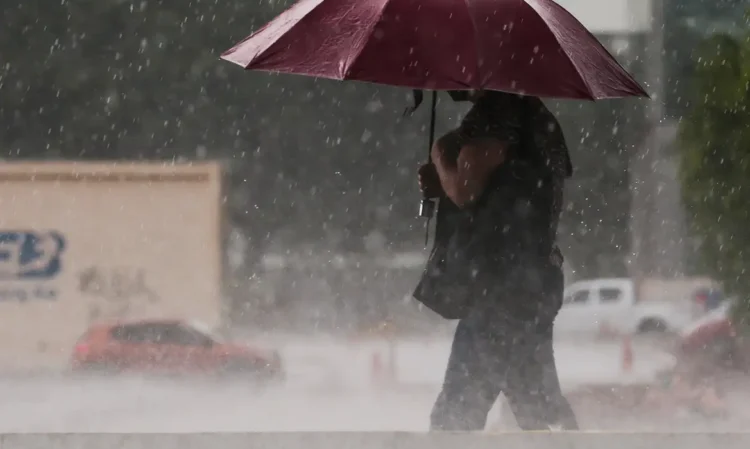 Instabilidade avança rapidamente e pode atingir também o Sudeste entre domingo e segunda, com chuva intensa e rajadas de vento de até 100 km/h.