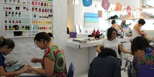 Anvisa proíbe duas substâncias usadas em esmaltes e unhas em gel por risco de câncer e infertilidade.