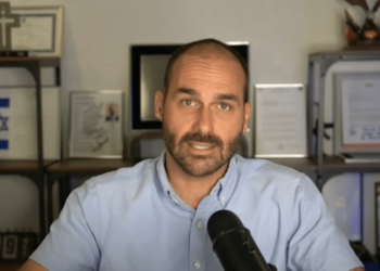 Eduardo Bolsonaro votou em sessão de vetos a partir dos EUA, mas teve o registro anulado por decisão de Davi Alcolumbre.