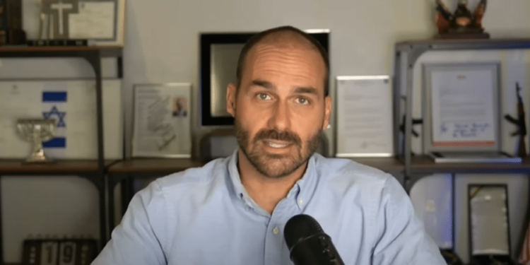 Eduardo Bolsonaro votou em sessão de vetos a partir dos EUA, mas teve o registro anulado por decisão de Davi Alcolumbre.