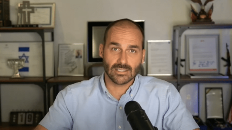 Eduardo Bolsonaro votou em sessão de vetos a partir dos EUA, mas teve o registro anulado por decisão de Davi Alcolumbre.