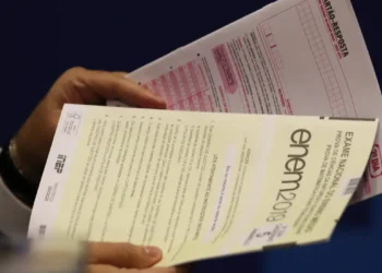 Regras do Enem 2025: documentos, caneta, itens vetados e horários do segundo dia.