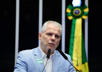 PF aponta que o ex-presidente do INSS Alessandro Stefanutto recebia R$ 250 mil mensais em propina ligados a fraudes contra aposentados. Ele foi preso por ordem do STF.