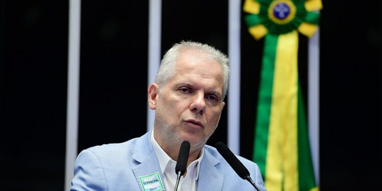 PF aponta que o ex-presidente do INSS Alessandro Stefanutto recebia R$ 250 mil mensais em propina ligados a fraudes contra aposentados. Ele foi preso por ordem do STF.