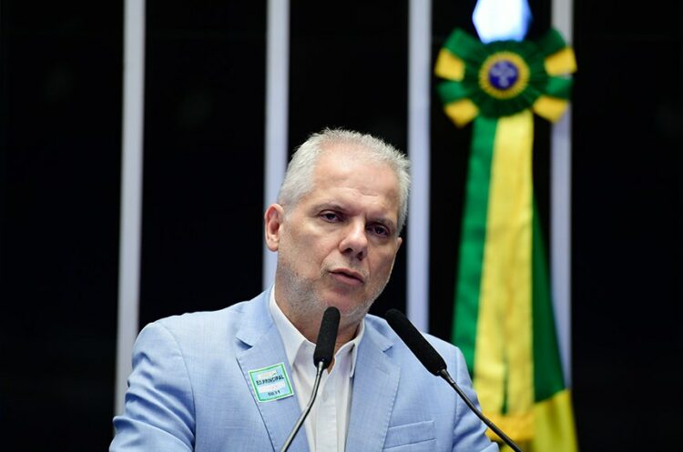 PF aponta que o ex-presidente do INSS Alessandro Stefanutto recebia R$ 250 mil mensais em propina ligados a fraudes contra aposentados. Ele foi preso por ordem do STF.