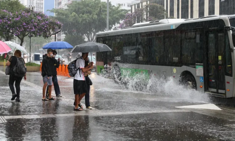 Previsão indica novos ciclones extratropicais no Sul e Sudeste do Brasil em novembro.