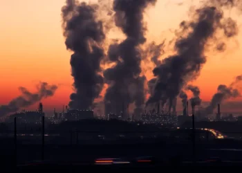 Especialistas defendem taxação sobre grandes emissores e transações financeiras para reduzir desigualdades climáticas.