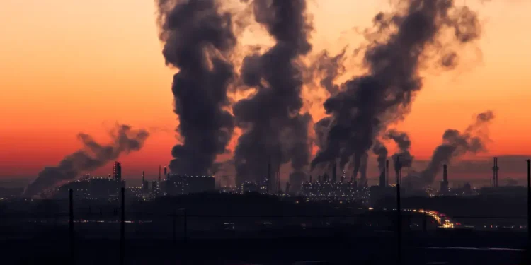 Especialistas defendem taxação sobre grandes emissores e transações financeiras para reduzir desigualdades climáticas.