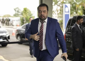 Deputados da Alerj derrubam veto de Cláudio Castro e restabelecem gratificação que bonifica policiais civis por mortes em confrontos.