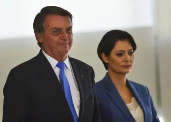 Ex-presidente terá audiência de custódia e prazo final para defesa sobre tornozeleira enquanto recebe visita da esposa.