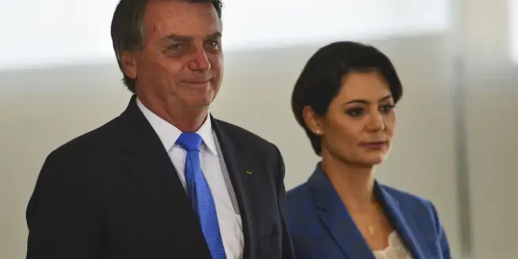 Ex-presidente terá audiência de custódia e prazo final para defesa sobre tornozeleira enquanto recebe visita da esposa.