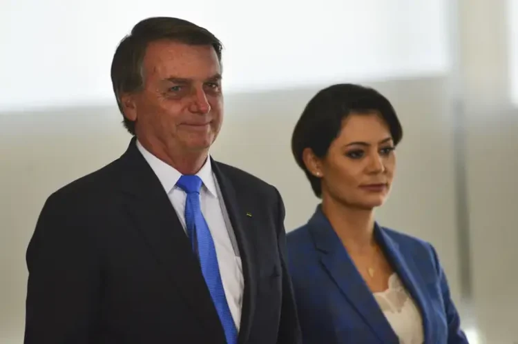 Ex-presidente terá audiência de custódia e prazo final para defesa sobre tornozeleira enquanto recebe visita da esposa.
