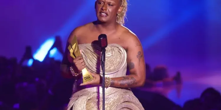 Brasileiros se destacam no Grammy Latino 2025, que premiou Liniker, João Gomes e Sorriso Maroto. Confira os principais ganhadores do ano.