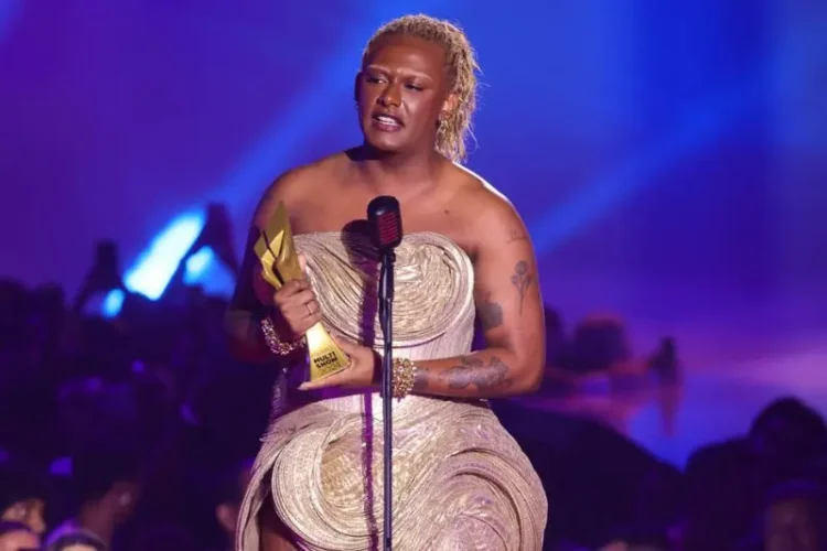 Brasileiros se destacam no Grammy Latino 2025, que premiou Liniker, João Gomes e Sorriso Maroto. Confira os principais ganhadores do ano.