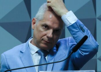 A Polícia Federal prendeu o ex-presidente do INSS, Alessandro Stefanutto, alvo da Operação Sem Desconto, que investiga esquema de descontos irregulares em aposentadorias e pensões.