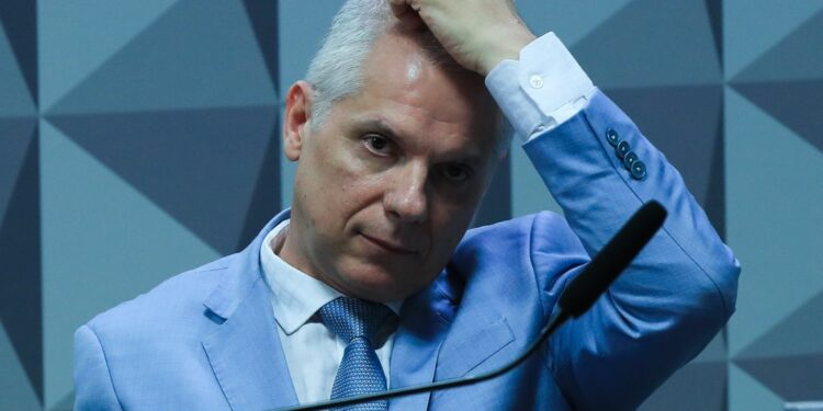 A Polícia Federal prendeu o ex-presidente do INSS, Alessandro Stefanutto, alvo da Operação Sem Desconto, que investiga esquema de descontos irregulares em aposentadorias e pensões.
