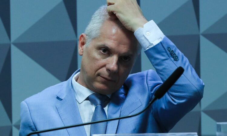 A Polícia Federal prendeu o ex-presidente do INSS, Alessandro Stefanutto, alvo da Operação Sem Desconto, que investiga esquema de descontos irregulares em aposentadorias e pensões.