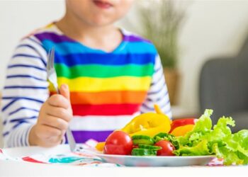 Nova lei sancionada no Rio de Janeiro inclui nutrição e terapia alimentar na política estadual de proteção às pessoas com TEA.