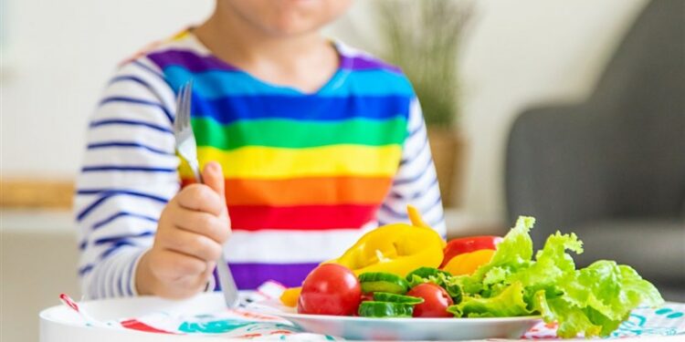 Nova lei sancionada no Rio de Janeiro inclui nutrição e terapia alimentar na política estadual de proteção às pessoas com TEA.