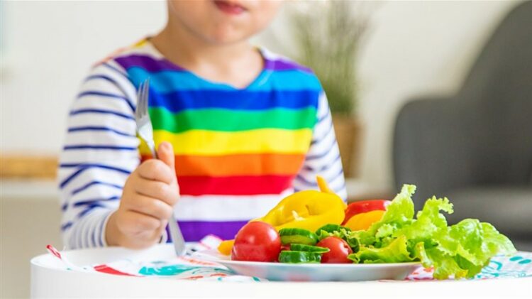 Nova lei sancionada no Rio de Janeiro inclui nutrição e terapia alimentar na política estadual de proteção às pessoas com TEA.