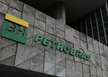 Petrobras aprova R$ 12,16 bilhões em proventos, R$ 0,94320755 por ação, com pagamentos em 20/2 e 20/3 de 2026.