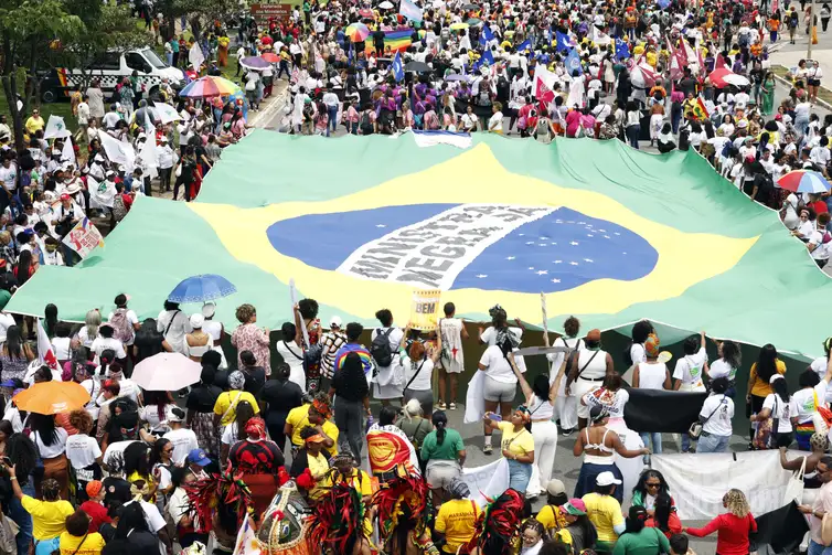 Mulheres negras levam uma Bandeira do Brasil durante marcha em Brasília - Foto Bruno Peres/Agência Brasil