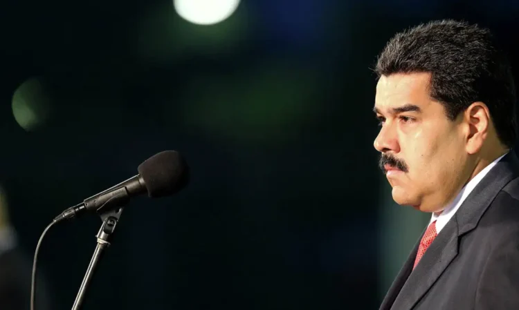 Maduro afirma que está pronto para conversar “cara a cara” com Trump enquanto os EUA ampliam ataques no Caribe.