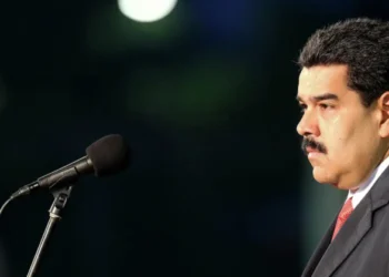 Maduro afirma que está pronto para conversar “cara a cara” com Trump enquanto os EUA ampliam ataques no Caribe.