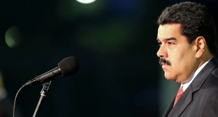 Maduro afirma que está pronto para conversar “cara a cara” com Trump enquanto os EUA ampliam ataques no Caribe.