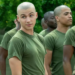 Resenha da série Boots (Netflix): análise dos personagens, temas de identidade LGBTQ+, pressão militar e crescimento pessoal em meio ao treinamento dos fuzileiros nos anos 1990.
