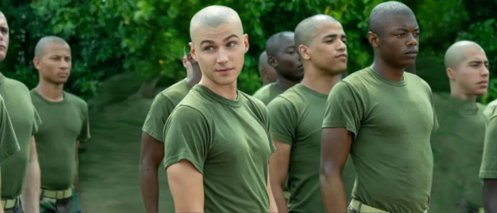Resenha da série Boots (Netflix): análise dos personagens, temas de identidade LGBTQ+, pressão militar e crescimento pessoal em meio ao treinamento dos fuzileiros nos anos 1990.