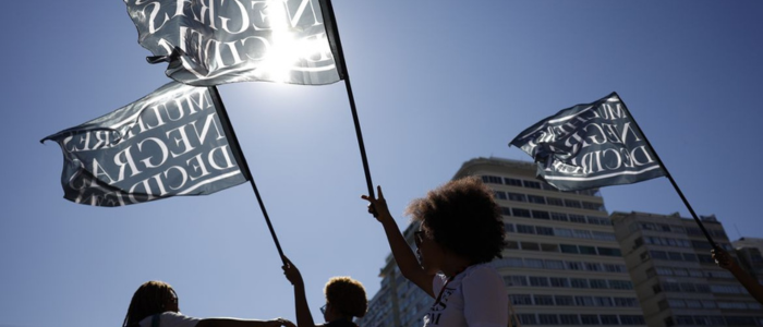 Levantamento mostra que o ambiente de trabalho é o principal local de racismo e injúria racial no Brasil em 2025, com 1.407 casos registrados.