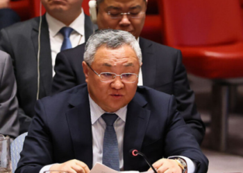 China acusa o Japão de sugerir intervenção armada em Taiwan após fala da premiê Sanae Takaichi; Pequim chama declarações de provocação e alerta para consequências.