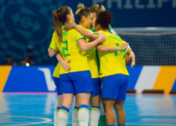 O Brasil venceu o Irã por 4 a 1 na estreia da Copa do Mundo de Futsal Feminino da Fifa. Emilly é eleita a melhor em quadra. O próximo duelo será contra a Itália para definir a liderança do Grupo D.